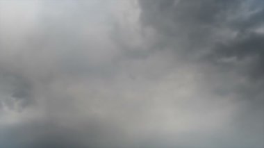 Mavi gökyüzünde hareket eden bulutlar.