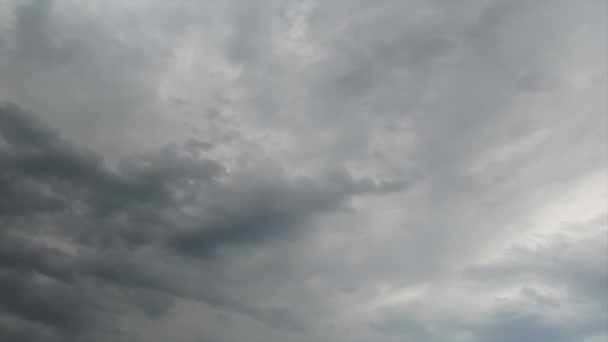 Wolken bewegen in de blauwe lucht. — Stockvideo