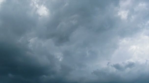 Wolken ziehen in den blauen Himmel. — Stockvideo