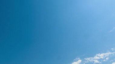 Mavi gökyüzünde hareket eden bulutlar.