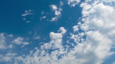 Mavi gökyüzünde hareket eden bulutlar.