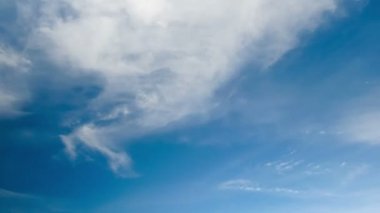 Mavi gökyüzünde hareket eden bulutlar.