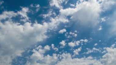 Mavi gökyüzünde hareket eden bulutlar.