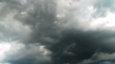 Mavi gökyüzünde hareket eden bulutlar.