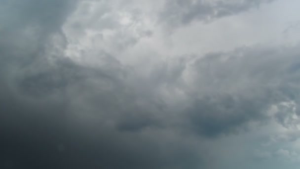 Nuvens movendo-se no céu azul. — Vídeo de Stock