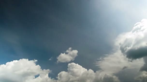 Nuvens movendo-se no céu azul. — Vídeo de Stock