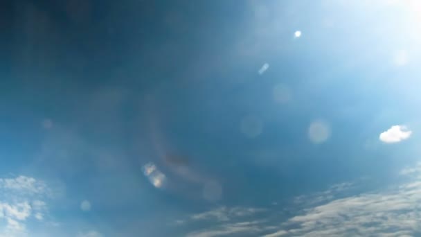 푸른 하늘에 구름이 움직이네. — 비디오