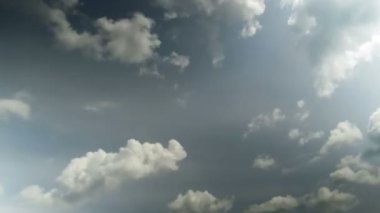 Mavi gökyüzünde hareket eden bulutlar.