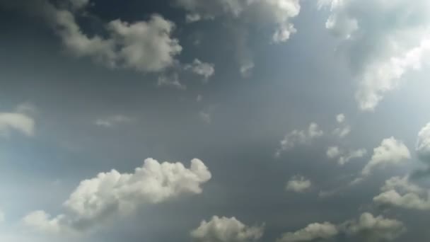 Wolken ziehen in den blauen Himmel. — Stockvideo