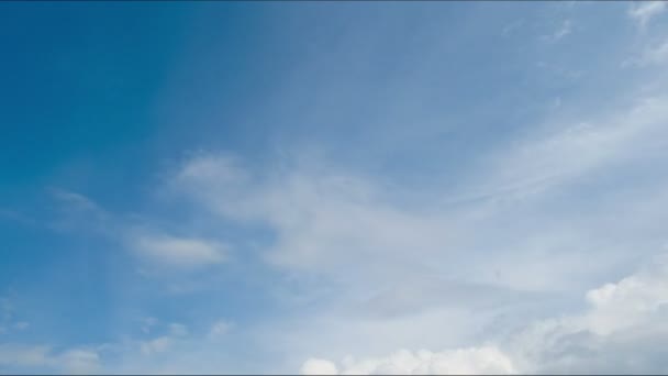 Nuvens movendo-se no céu azul. — Vídeo de Stock