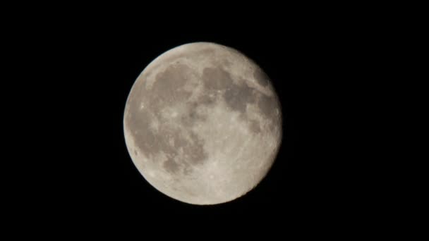 Pleine lune en mouvement dans le ciel nocturne 