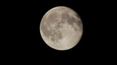 Dolunay gece gökyüzünde hareket