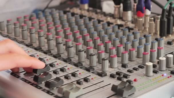 Werken met Sound mixing console. — Stockvideo