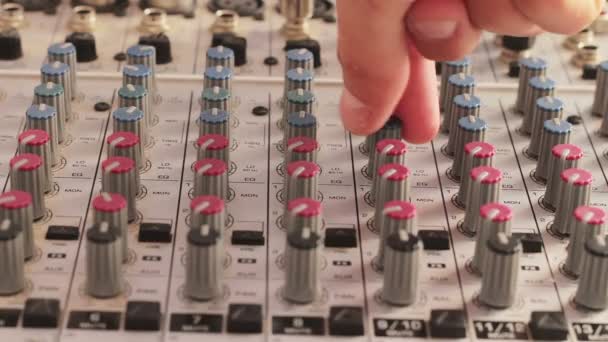 Werken met Sound mixing console. — Stockvideo