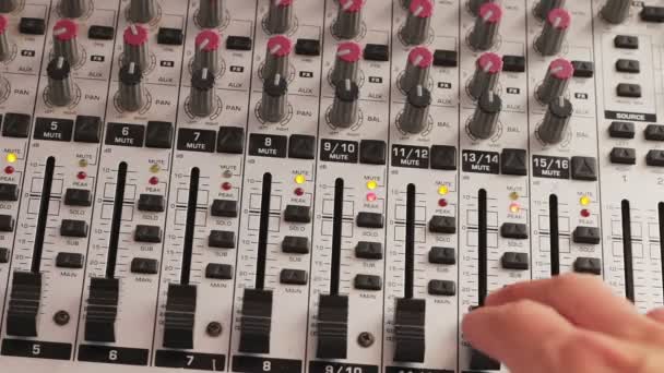 Trabajar con la consola de mezcla de sonido . — Vídeo de stock