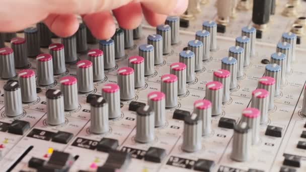 Werken met Sound mixing console. — Stockvideo