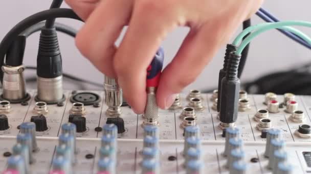 Werken met Sound mixing console. — Stockvideo