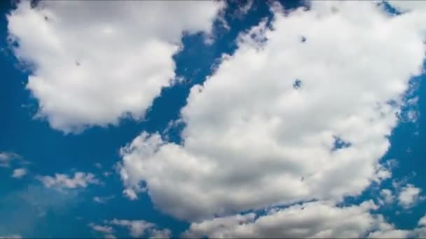 Wolken bewegen in de blauwe lucht. — Stockvideo
