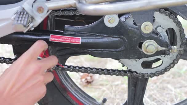 Motocicleta de lubricación de cadena del diptube . — Vídeos de Stock