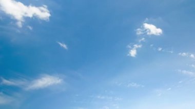 Mavi gökyüzünde hareket eden bulutlar.