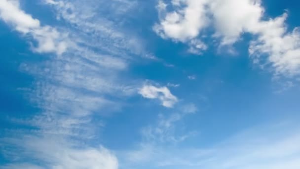 Wolken bewegen in de blauwe lucht. — Stockvideo