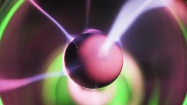 Bir plazma küre merkezi elektrot aşırı yakın çekim girdap mor ve beyaz elektrik kavisli. İyonize gaz dalları yeşil ve pembe bir parıltıyla cam topun içinde hareket eder..