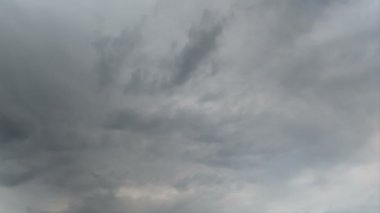 Mavi gökyüzünde hareket eden bulutlar.