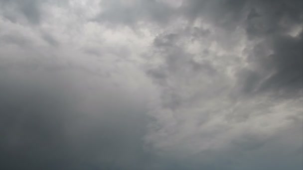 Chmury poruszające się na niebieskim niebie. — Wideo stockowe