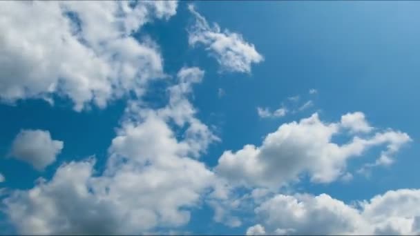 Nuages se déplaçant dans le ciel bleu.