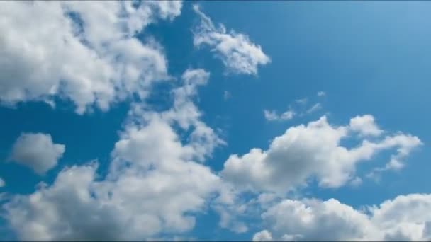 Nuvens movendo-se no céu azul. — Vídeo de Stock