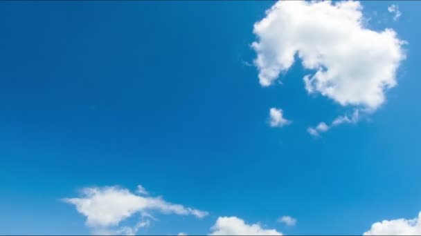 Облака движутся в голубом небе. — стоковое видео