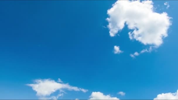 Nuvens movendo-se no céu azul. — Vídeo de Stock