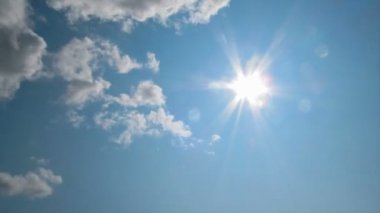 Mavi gökyüzünde hareket eden bulutlar.