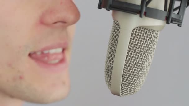 Hombre cantando en el micrófono del estudio . — Vídeos de Stock