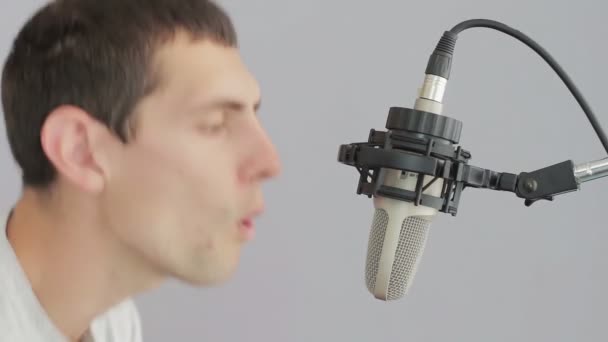 Hombre cantando en el micrófono del estudio . — Vídeos de Stock