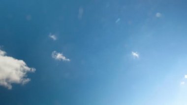 Mavi gökyüzünde hareket eden bulutlar.