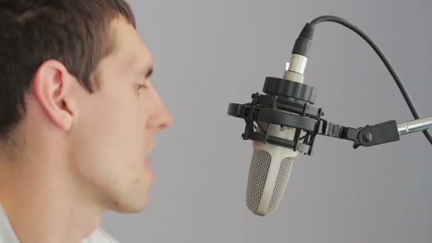 Hombre cantando en el micrófono del estudio . — Vídeos de Stock