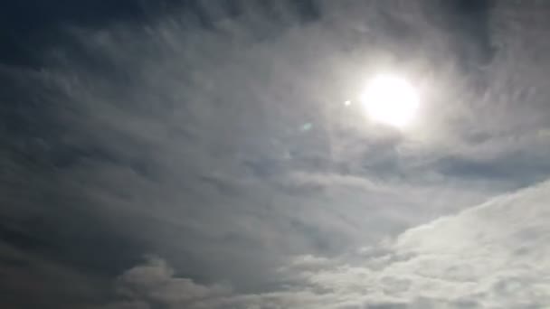 Mavi gökyüzünde hareket eden bulutlar. — Stok video