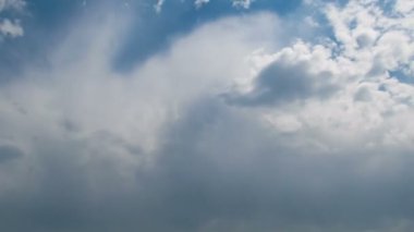 Mavi gökyüzünde hareket eden bulutlar.