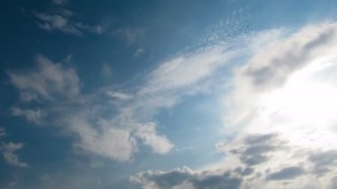 Mavi gökyüzünde hareket eden bulutlar.