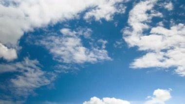 Mavi gökyüzünde hareket eden bulutlar.