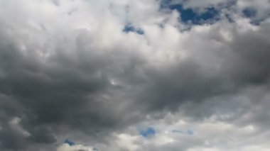 Mavi gökyüzünde hareket eden bulutlar.