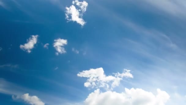 Wolken bewegen in de blauwe lucht. — Stockvideo