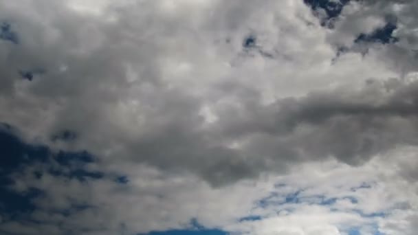 Nuages se déplaçant dans le ciel bleu.