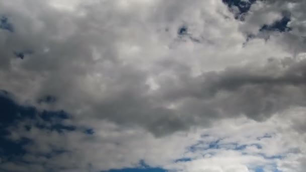 Wolken ziehen in den blauen Himmel. — Stockvideo