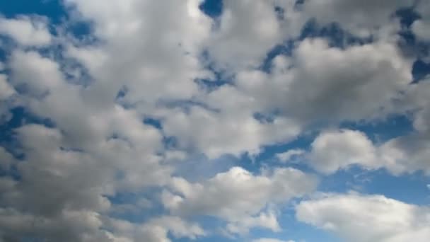 Mraky se pohybují po modré obloze. — Stock video