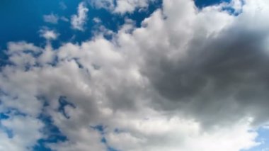 Mavi gökyüzünde hareket eden bulutlar.