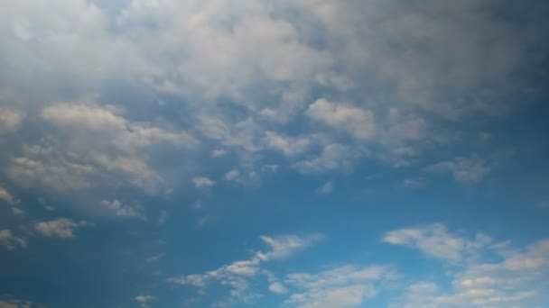 Nuvole che si muovono nel cielo blu. — Video Stock