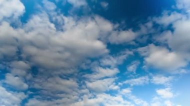 Mavi gökyüzünde hareket eden bulutlar.
