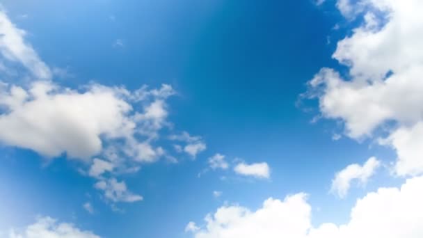 Nuvens movendo-se no céu azul. — Vídeo de Stock